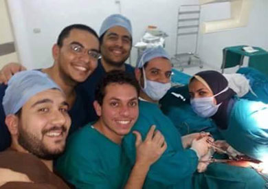 الصورة الـ«سيلفي» التي تناولتها مواقع التواصل الإجتماعي لمجموعة من الأطباء من داخل غرفة العمليات